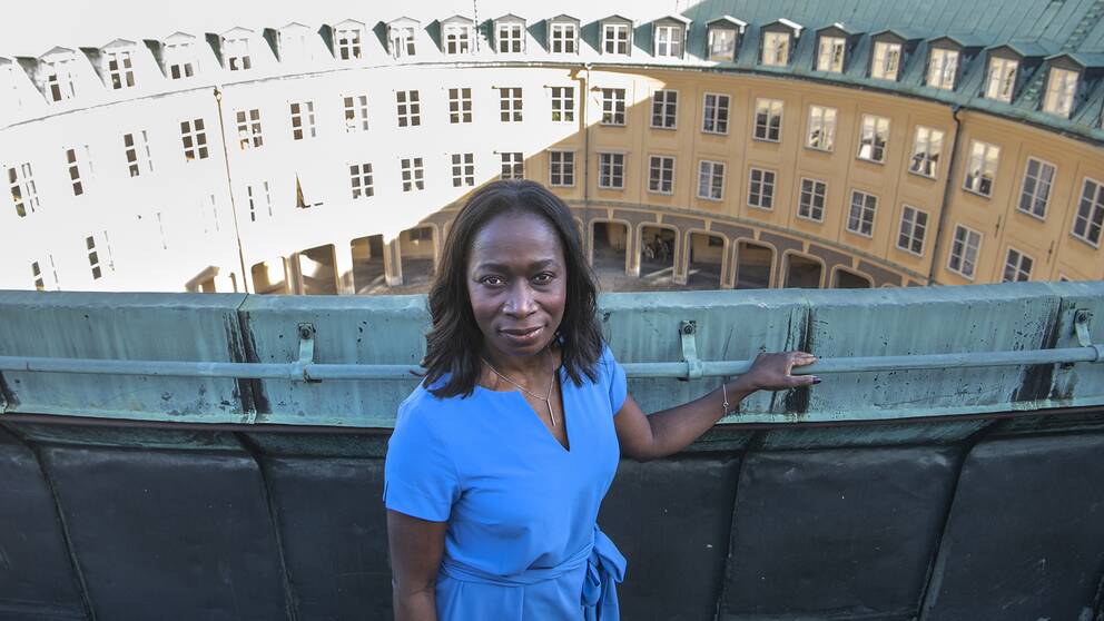 Liberalernas partiledare Nyamko Sabuni fotograferad på taket till Liberalernas kansli i Gamlastan.