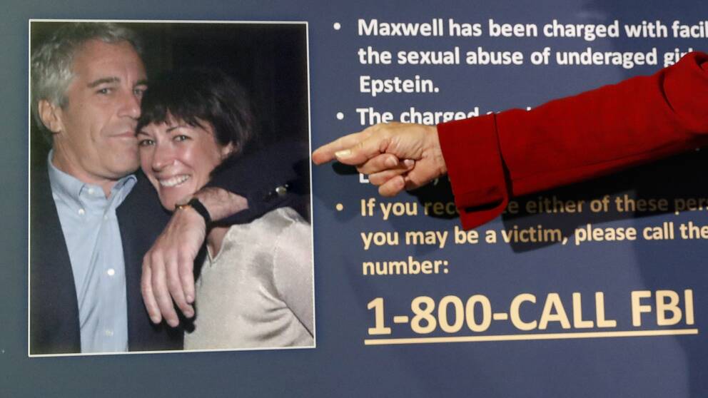 Bild från en presskonferens med åkalagre Audrey Strauss i samband med att Ghislaine Maxwell greps i juli 2020. På fotot syns Jeffrey Epstein tillsammans med Maxwell.