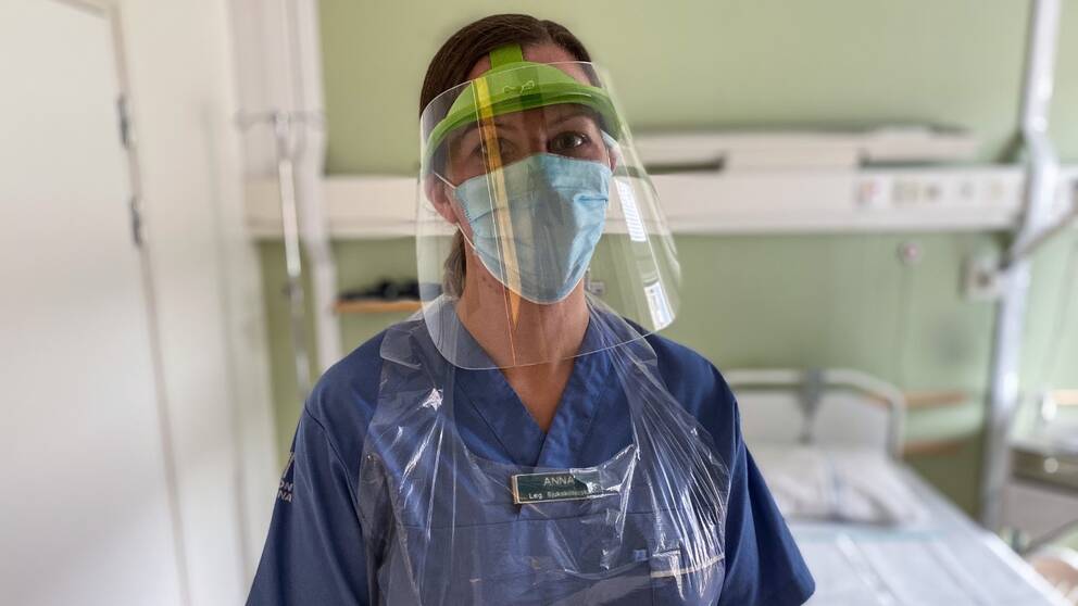 Bild på Anna Hedman sjuksköterska på infektionsavdelning 54 vid Falu lasarett med coronaskyddsutrustning. 