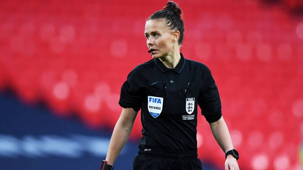 Rebecca Welch blir första kvinna en döma en proffsmatch på herrsidan i England.