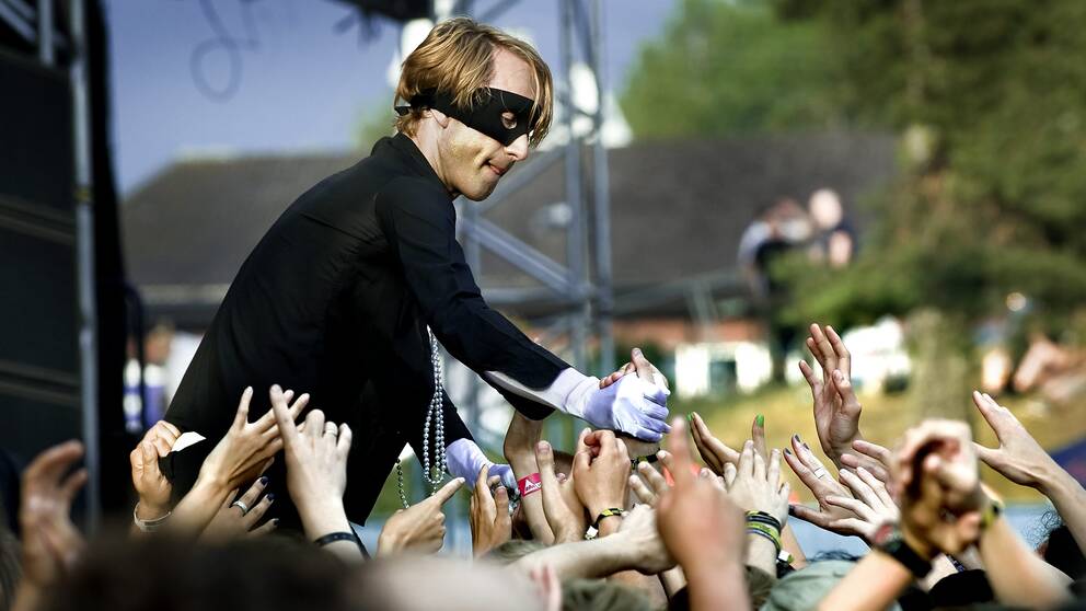 Poprockarna Bob Hund under en spelning på Arvikafestivalen.