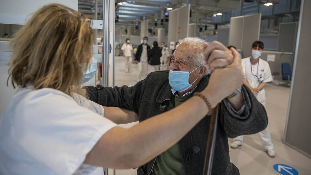 Antonio Garcia, 95, dansar med vårdpersonal på vaccinationscenter i Spanien.