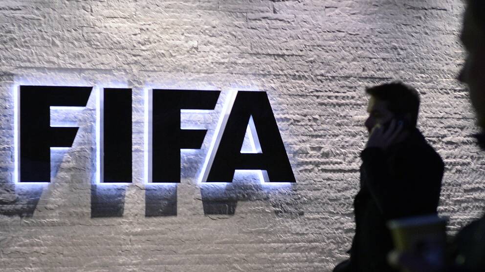 Internationella fotbollsförbundet (Fifa) stänger av två förbund.