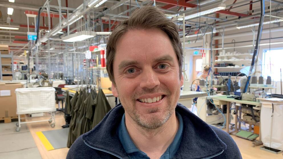 En man som sitter i en fabrik