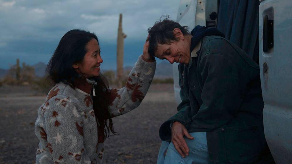 Regissören Chloe Zhao med skådespelaren Frances McDormand under inspelningen av ”Nomadland”
