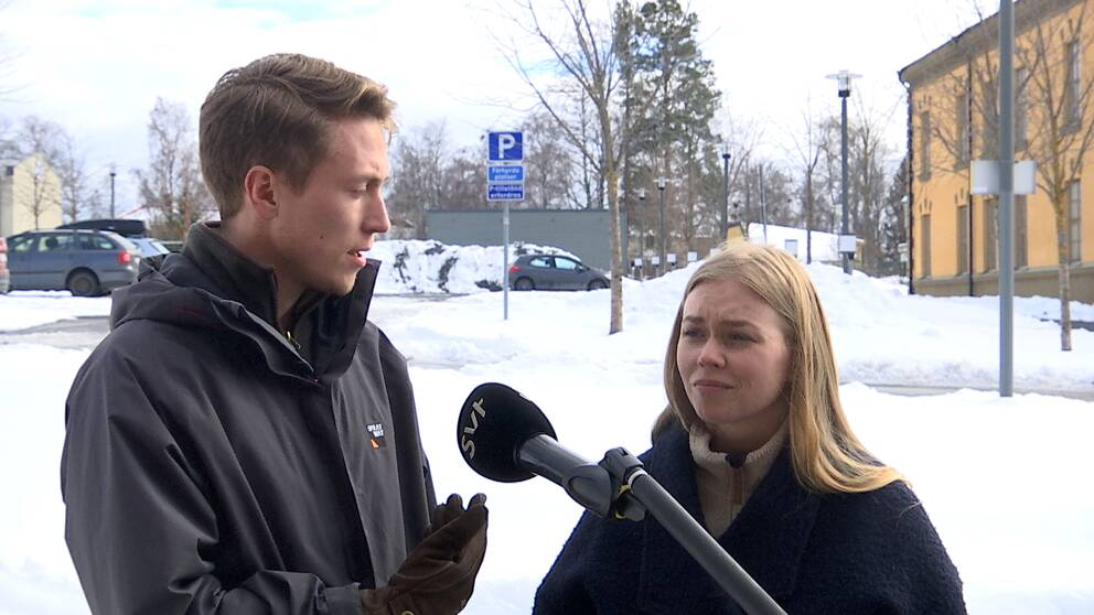 en ung man och kvinna som intervjuas utomhus i Östersund, snö på marken