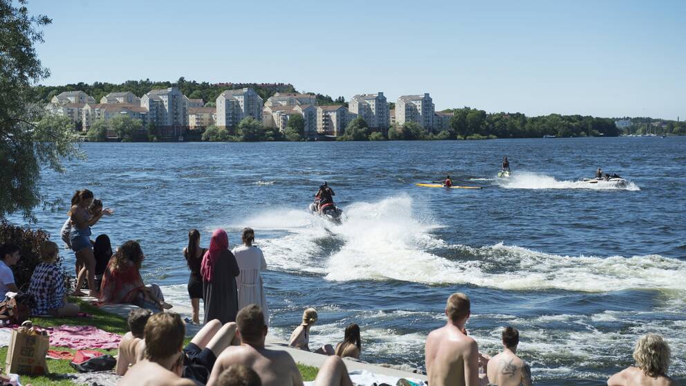 Vattenskotrar vid badstrand