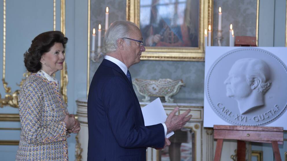 Riksdagen och regeringen uppmärksammade kungens 75-årsdag med en porträttmedaljong i gips av konungen som ska hänga i riksdagshuset.