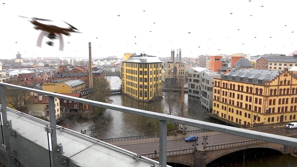 Norrköping skyline med en massa ditritade drönare