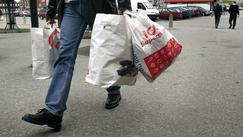 Sverige införde skatt på plastkassar i maj 2020. Det är ett resultat av EU:s förpackningsdirektiv.