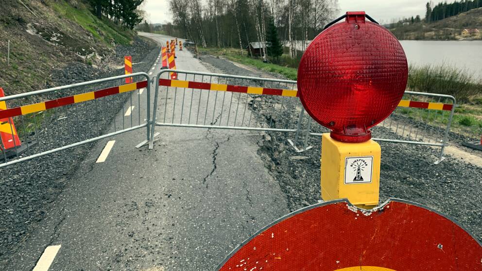 Stängsel uppsatta framför vägraset längs väg 1069.