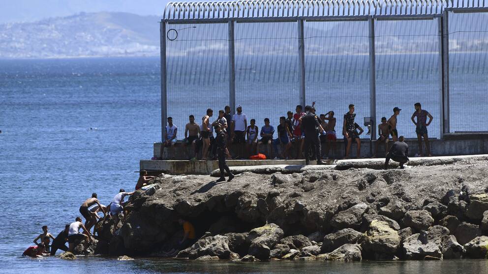 Migranter som tagit sig till den spanska exklaven Ceuta.