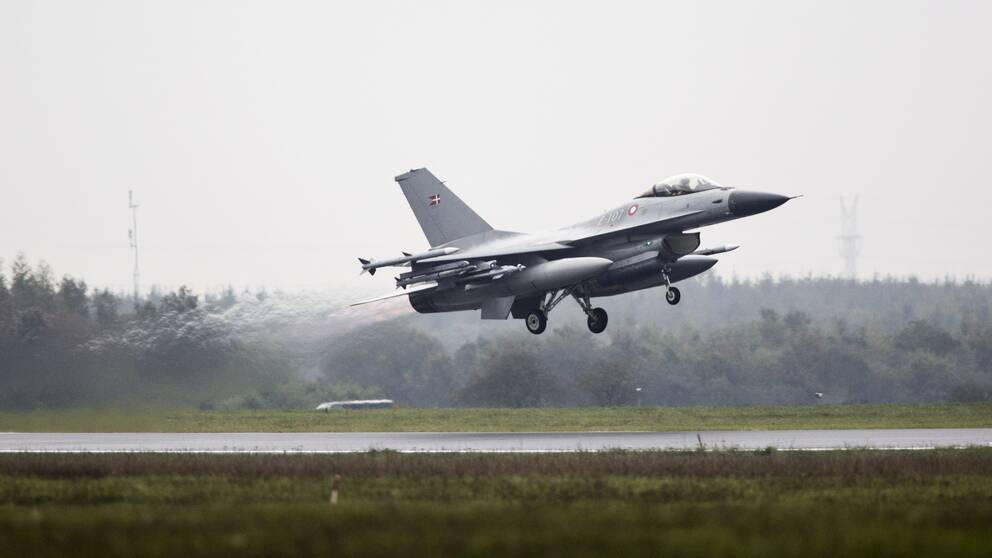 Ett danskt F-16 plan lyfter från landningsbanan.