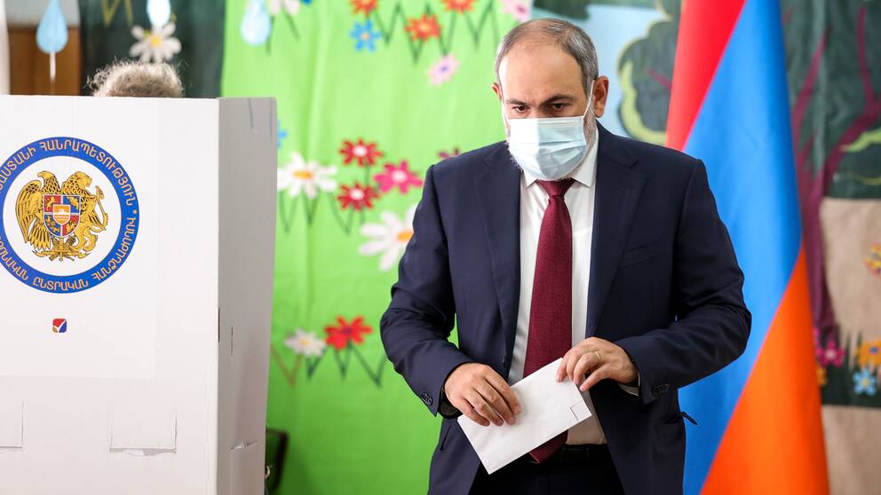 Armeniens premiärminister Nikol Pasjinjan lägger sin röst.