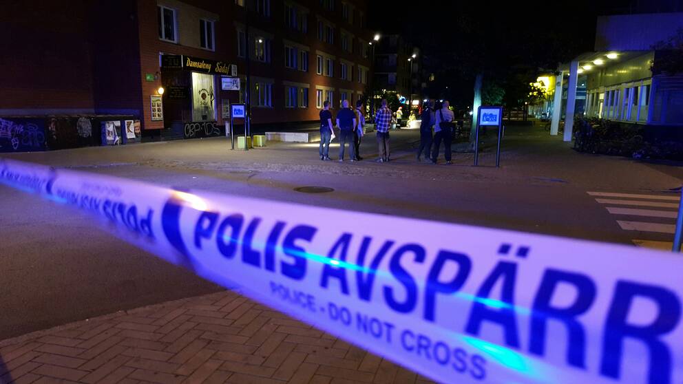 Explosionen inträffade utanför ett flerfamiljshus vid korsningen Ahlmansgatan-Claesgatan klockan elva på söndagsnatten.