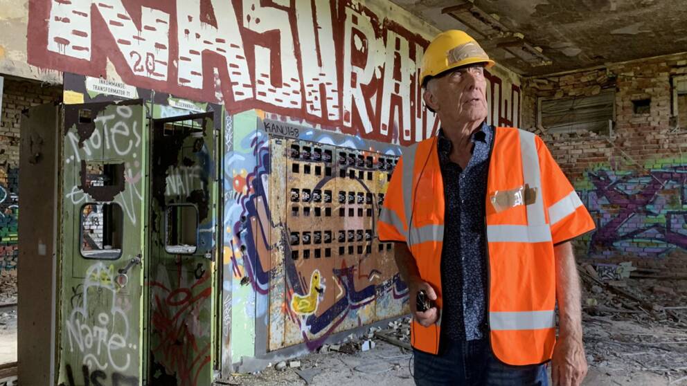 Ingvar Helldal vandrar omkring i det som en gång var hans arbetsplats. Han började där som praktikant 1954 och jobbade där i omgångar fram tills att stationen stängde 1994.