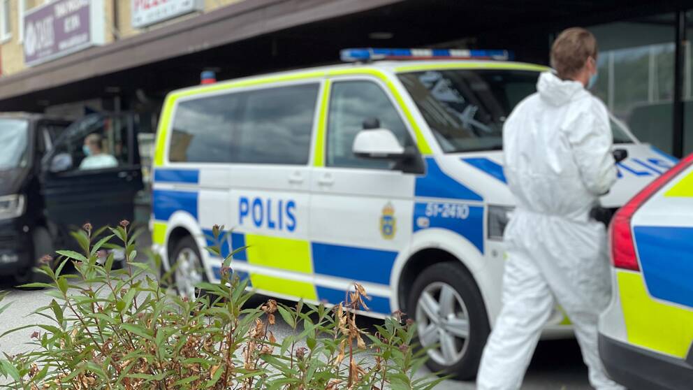 Polisens tekniker arbetar på den misstänkta mordplatsen i en frisersalong i Högsbo.