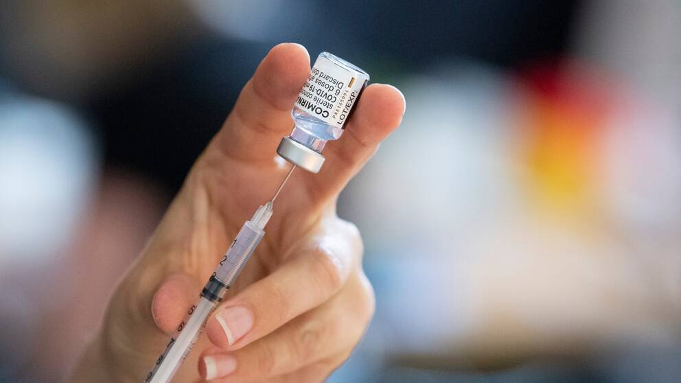 Bild på spruta och covid-19-vaccin