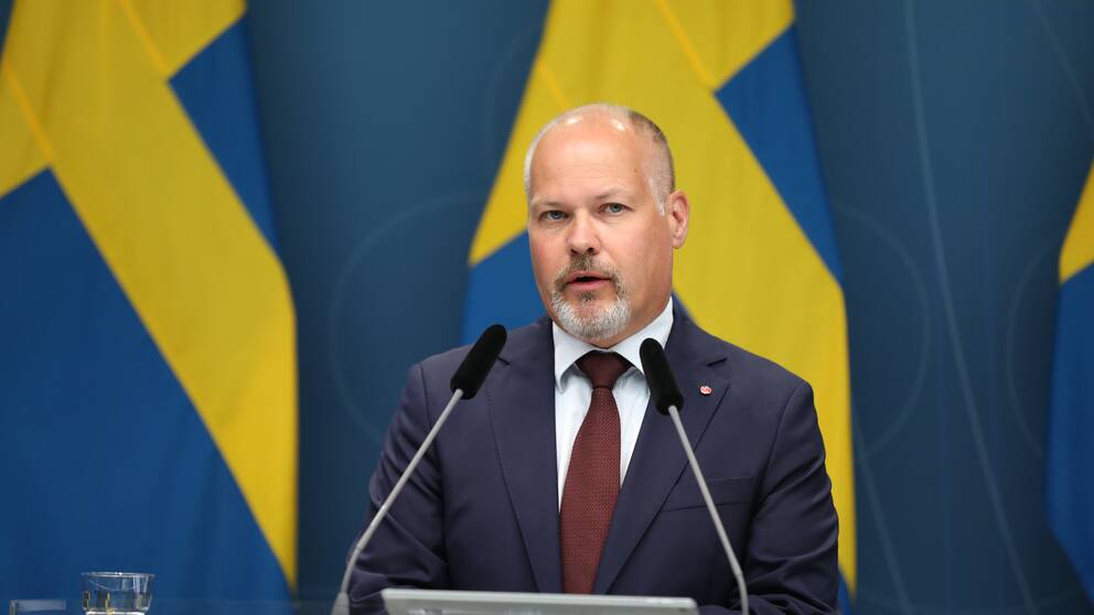 Justitie- och migrationsminister Morgan Johansson (S) presenterar förslagen på en pressträff.