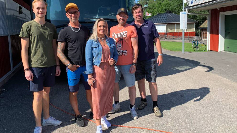 Bandet Blender utanför sin turnébuss