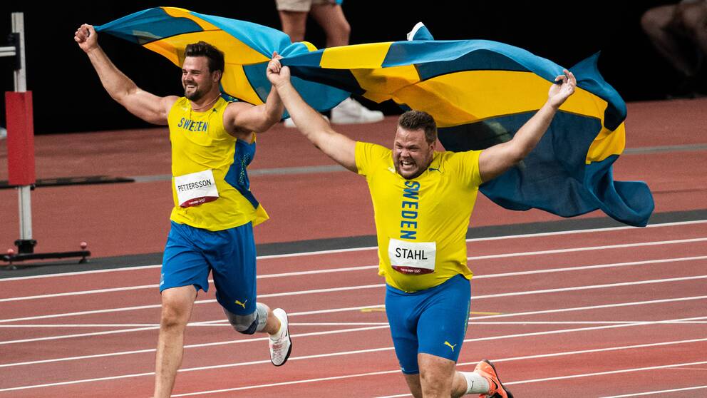 Med varsin svensk flaggade firade OS-medaljörerna Daniel Ståhl (höger) och Simon Pettersson (vänster) på arenan i Tokyo.