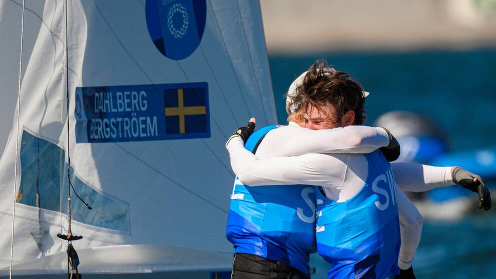 Anton Dahlberg och Fredrik Bergström efter OS-silvret.
