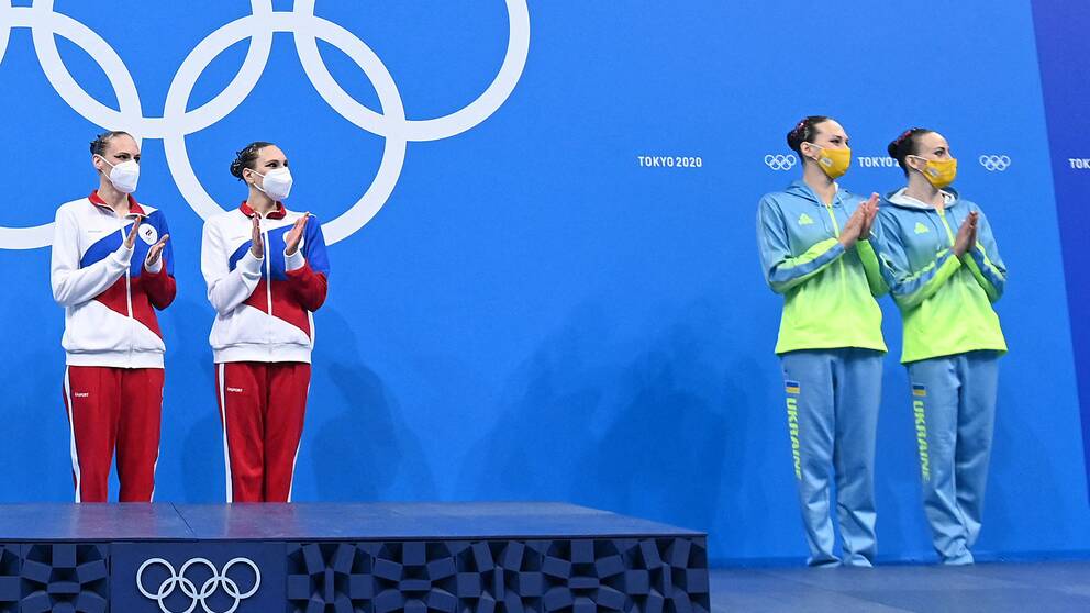 Det blev rörigt när de ryska och ukrainska konstsimmarna skulle få sina OS-medaljer.