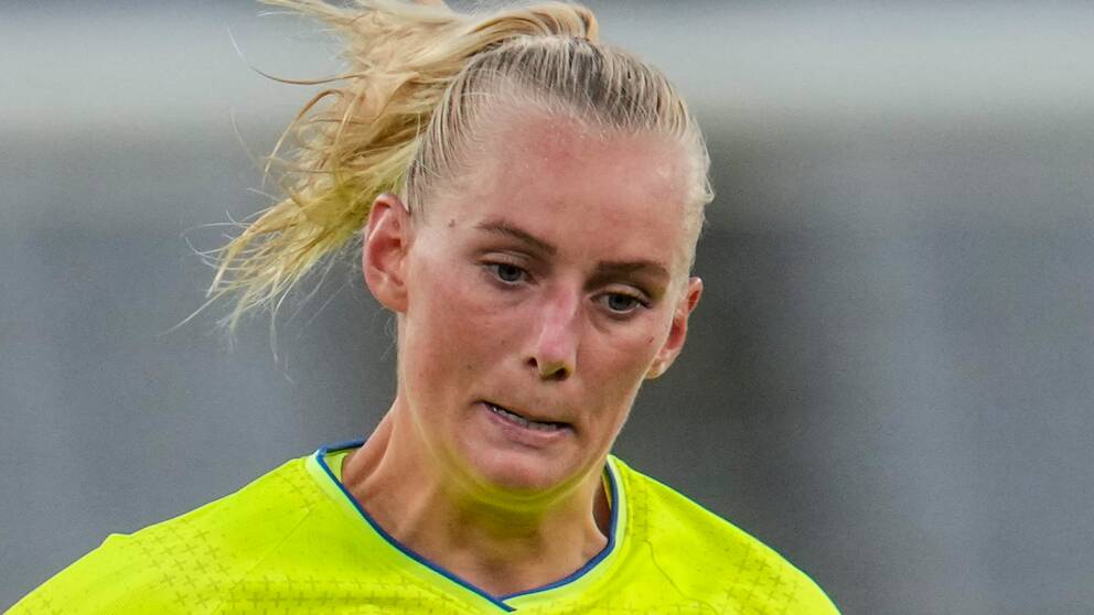 Stina Blackstenius i duell med USA:s Becky Sauerbrunn under matchen Sverige-USA på Tokyo Stadium i den olympiska fotbollsturneringen för damer