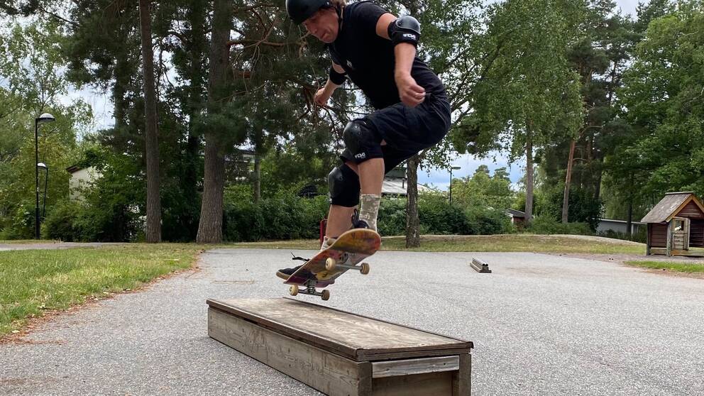 Johan Sandén testar rail i egenbyggd skatepark