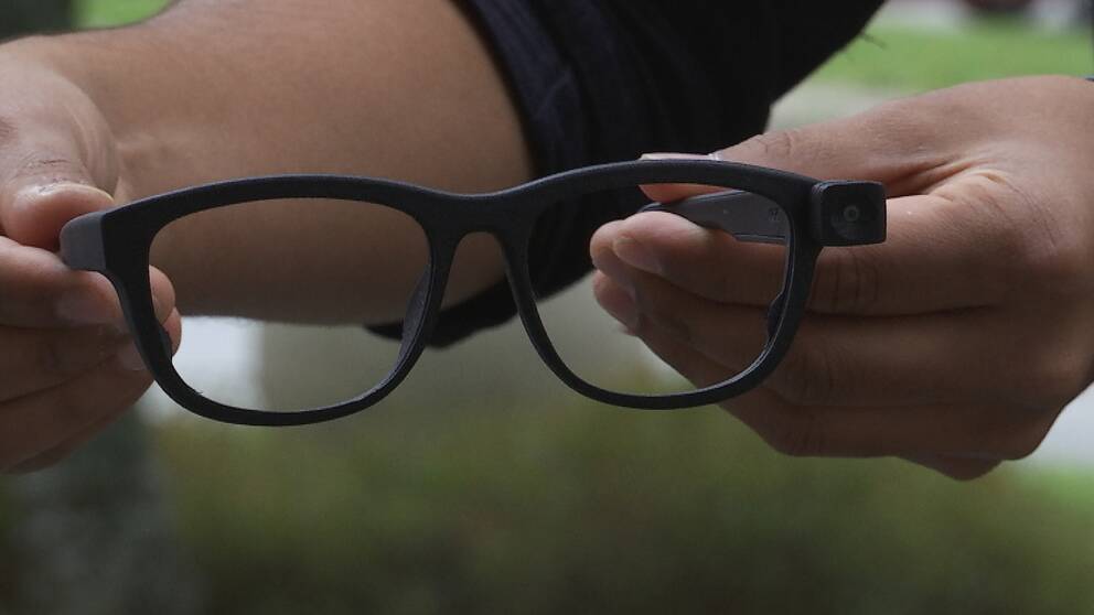 Glasögonbågar försedda med kameror för ögonspårning.