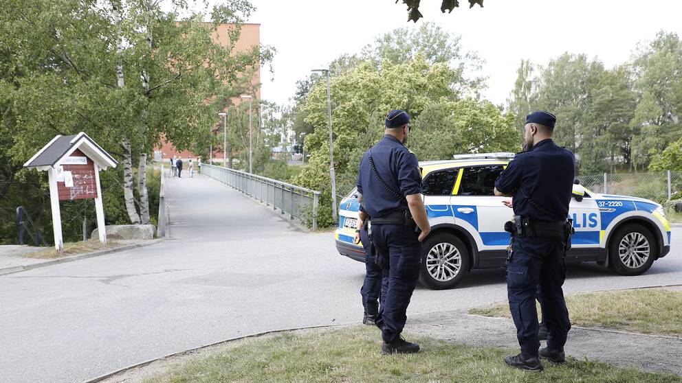 Poliser i närheten av bron i Visättra, Flemingsberg.