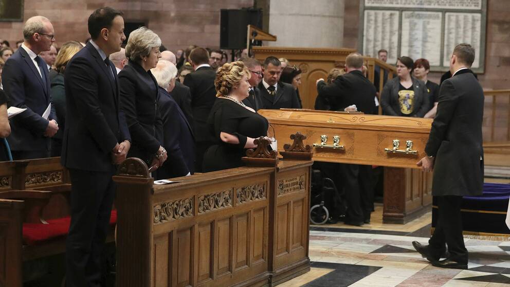 Irlands premiärminister Leo Varadkar, andra vänster, och Storbritanniens premiärminister Theresa May deltar i begravningen av journalisten Lyra McKee i St Annes katedral i Belfast 2019.
