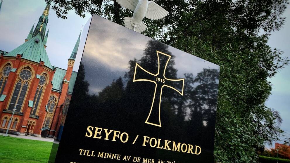 Ett minnesmonument över folkmordet Seyfo 1915, i svart granitsten med en vit skulptur av en duva på toppen i folketspark i Norrköping.