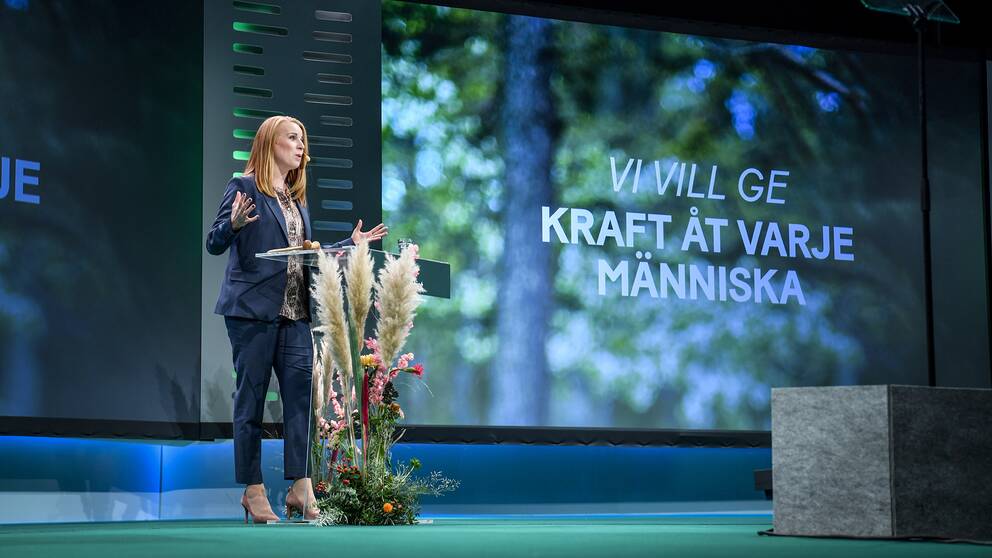 Partiledare Annie Lööf håller tal från scen på Centerstämman.