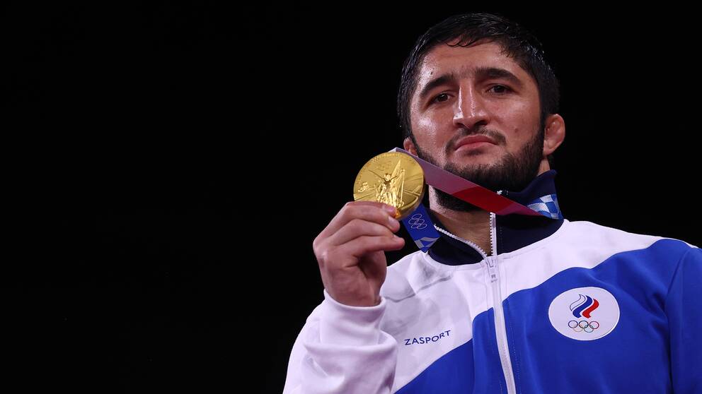 Abdulrasjid Sadulajev med sitt OS-guld i Tokyo.