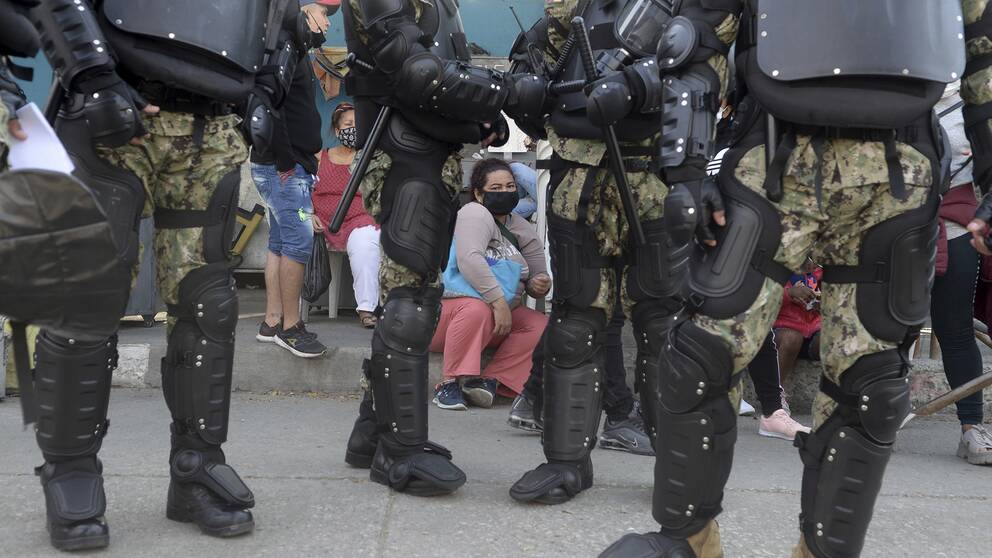 Anhöriga till intagna väntar utanför fängelset i Guayaquil. Bild från i torsdags.