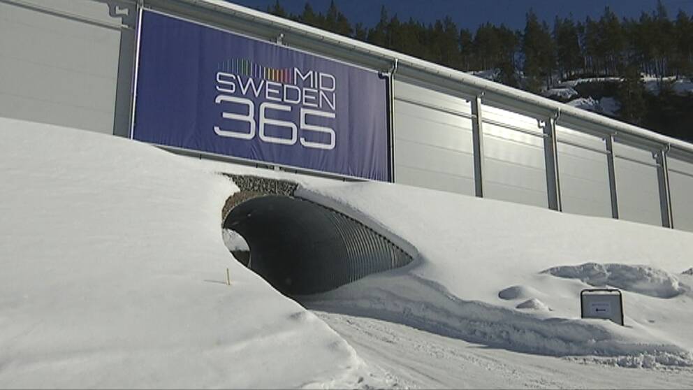 Bild på en byggnad med en skylt med texten ”Mid Sweden 365”. Under byggnaden går en tunnel. Vinter.