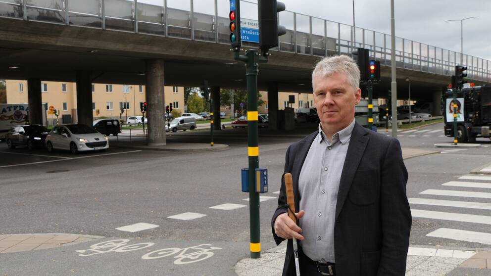 Enligt Niklas Mattsson, förbundsordförande i Synskadades Riksförbund, nekas allt fler synskadade som ansöker om färdtjänst.