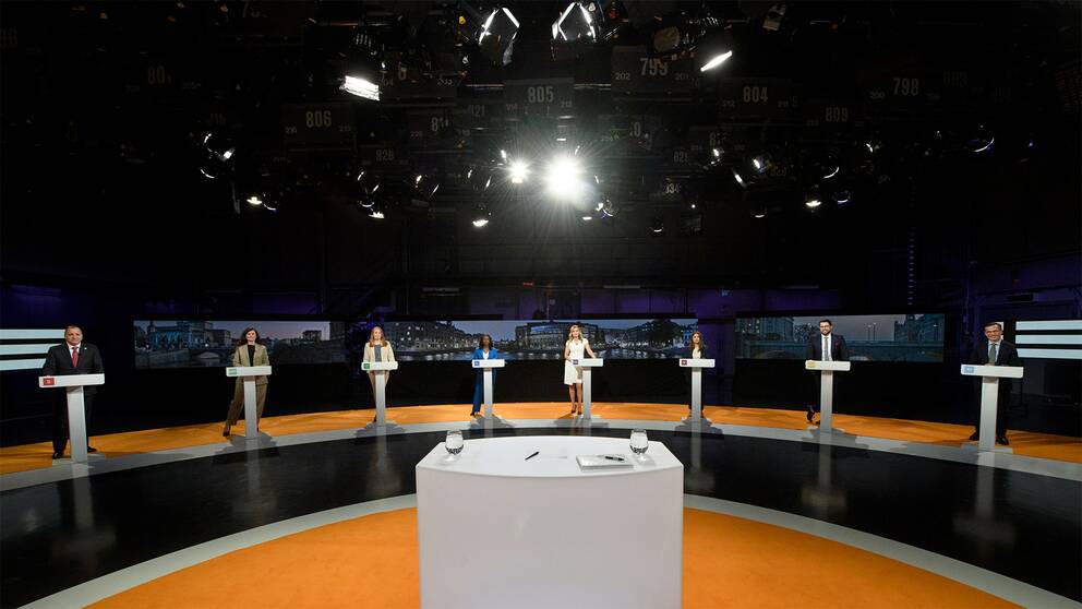 Sveriges partiledare och språkrör för riksdagspartierna står uppradade inför en partiledardebatt. 