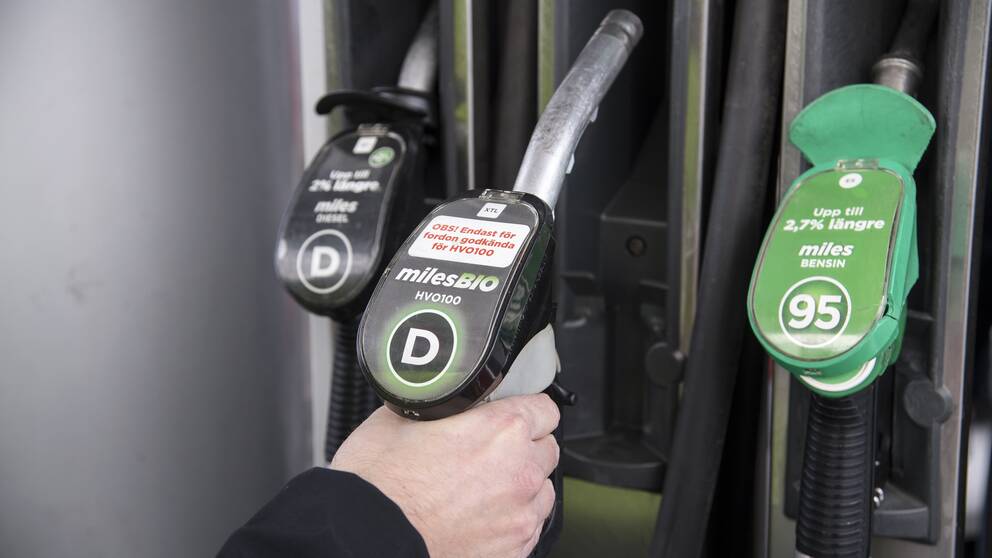 På nyårsdagen blev det dyrare att tanka eftersom producenterna måste blanda i mer biodrivmedel i den vanliga dieseln och bensinen. Arkivbild.