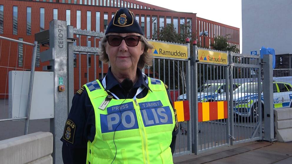 På bilden står polisens presstalesperson Ewa-Gun Westford framför avspärrningarna vid Malmö Live.