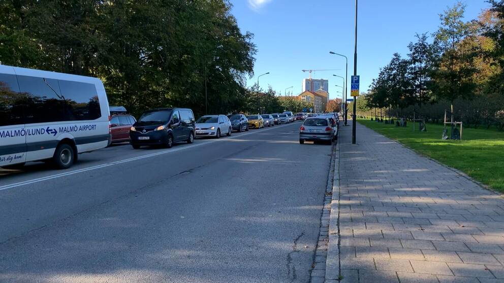 Bilden visar en lång bilkö längs Pildammsparken i Malmö.