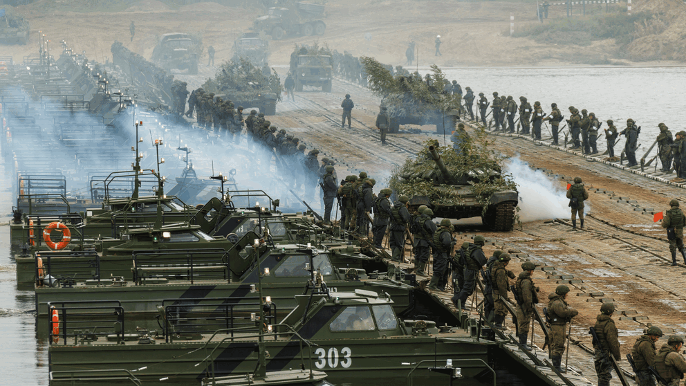 Ryska stridsvagnar passerar floden Oka under militärövningen Zapad.  