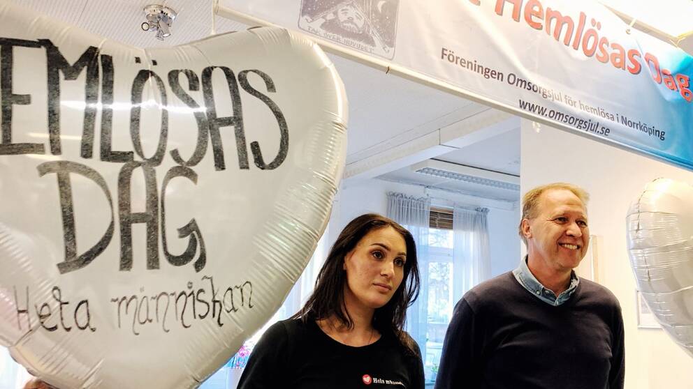 Sousan Massi Nylander är enhetschef på Ria Center, Hela människan. Bredvid står Fredrik Welöf, ordförande i föreningen Omsorgsjul. 