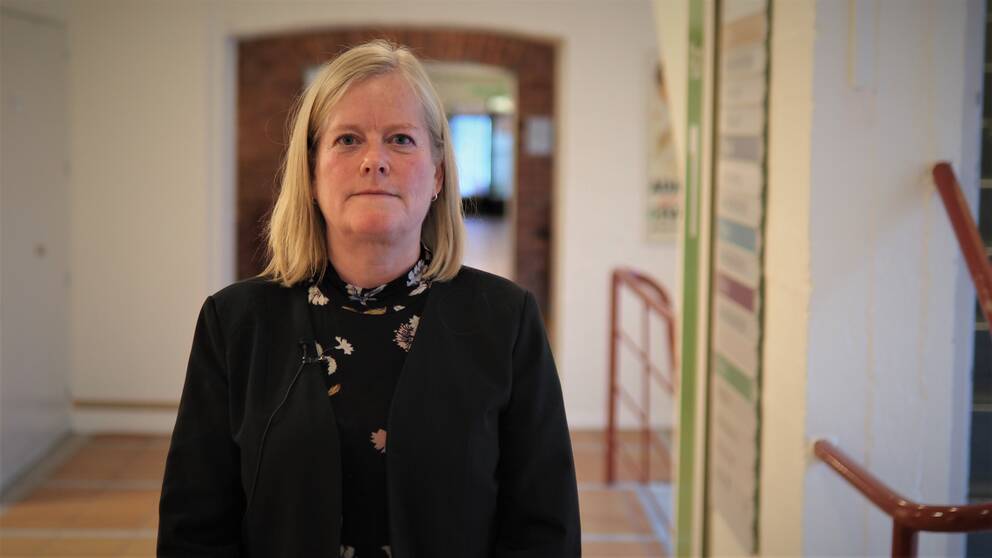 Porträtt av Ingela Söderlind i korridor.