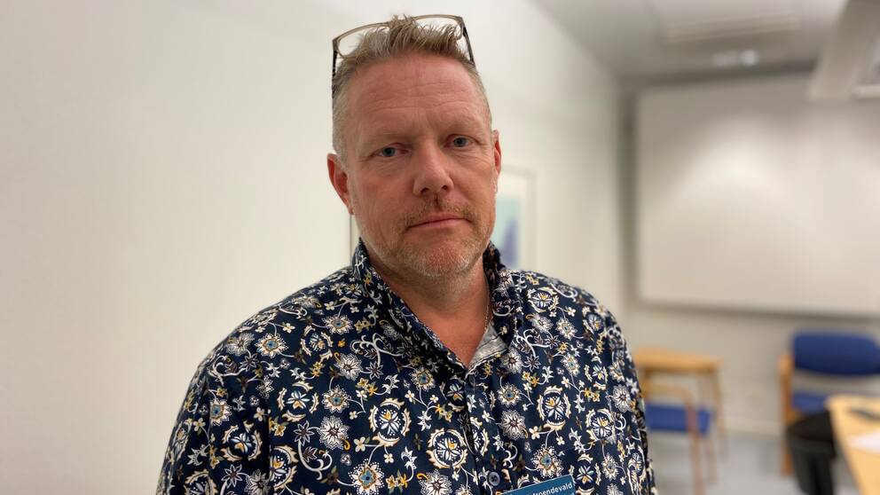 Thomas Karlsson står inomhus och tittar in i kameran.