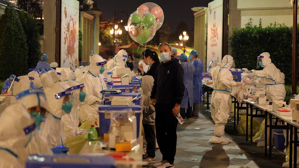 Medicinska arbetare testar turister för covid-19 vid utgången av Disneyland i ett brådskande uppdrag i Shanghai, Kina, den 31 oktober.