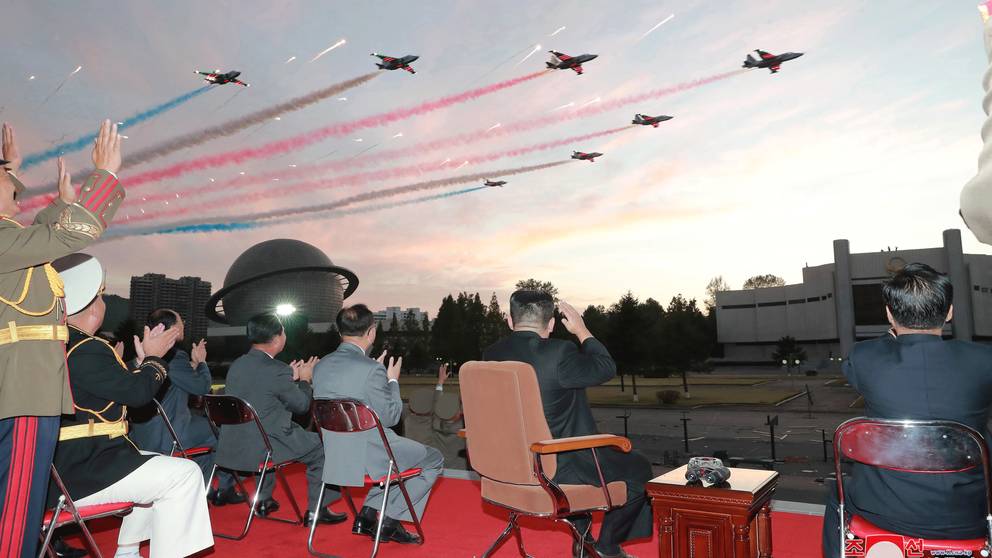 Il dittatore nordcoreano Kim Jong Un visita uno spettacolo aereo nella capitale Pyongyang.  Foto distribuita dal servizio di notizie controllato dallo stato del paese. 