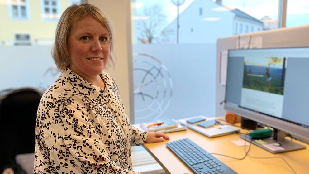 Näringslivsutvecklaren Linn Löfman vid sitt skrivbord.