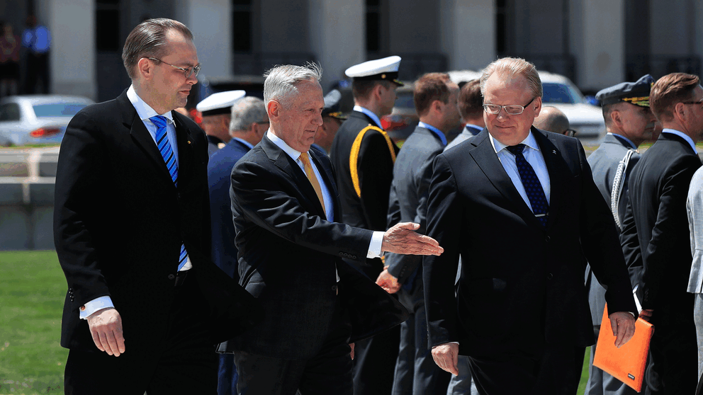 USA:s försvarsminister Jim Mattis (mitten) tar emot Finlands försvarsminister Jussi Niinistö (vänster) och Sveriges försvarsminister Peter Hultqvist vid Pentagon då de ingick ett trilateralt avtal om försvarssamarbete. 